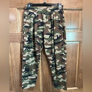 Piphany Camo Pleated Baggy Capri Pants, Size Medium